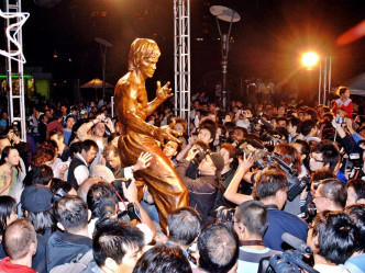 李小龍銅像在12年前揭幕,場面墟目冚。資料圖片