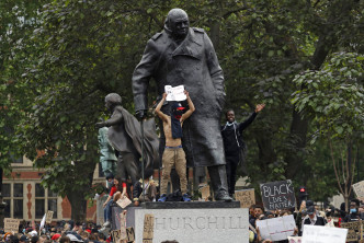 邱吉爾雕像成為反種族主義示威者的攻擊對象。AP