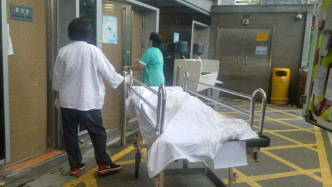 伤重不治的女乘客，尸体由医院员工推往停尸间。