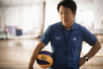 影帝黄渤饰演中国队教练。