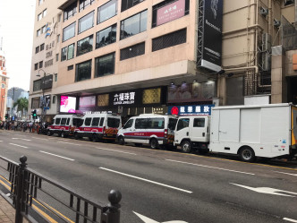 多辆警车在广东道戒备。