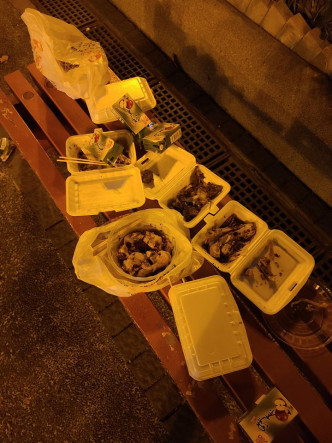 食物殘渣及飯盒等，遺留在長櫈上。「顯徑友」FB圖片