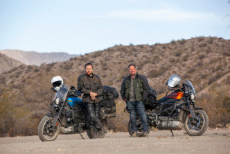为了减低碳足迹、奉行环保原则，二人骑乘未上市的 Harley-Davidson LiveWire® 的电动电单车原型踏上旅途。