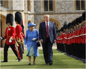 检阅衘林军时特朗普走在英女皇前将遮她挡。AP