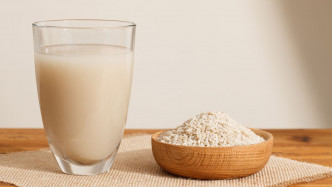 米奶的蛋白质量及钙含量普遍较牛奶低。网图