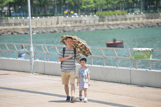 明日「小暑」部分时间有阳光，有骤雨，气温28至32度。