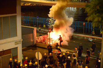 示威者焚烧杂物