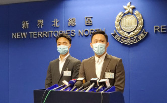 高级督察黄耀明(左)讲述案件最新进展。