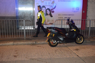 一辆电单车于九龙城撞倒两辆的士，司机堕地滑行受伤。