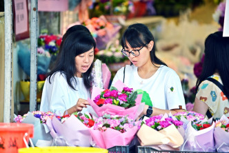 不少子女趁機買花感謝媽媽的辛勞。