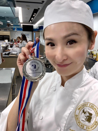 陈贝儿获法国糕饼专业资格。