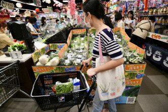 大批市民到超市抢购，食品货架被抢清空。