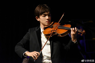 李柄熹畢業於中央音樂學院。