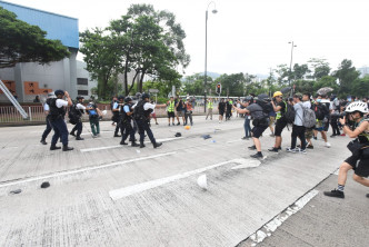 游行爆冲突警察施放胡椒喷雾