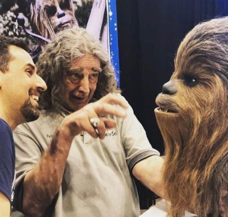 Peter Mayhew、「朱儿」。