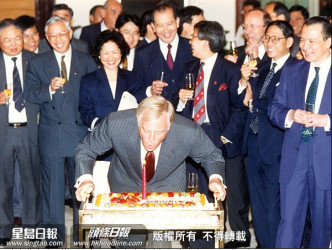 当年的立法局议员及官员，为彭定康庆祝五十岁生辰。资料图片