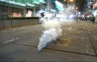 深水埗示威者与市民与警方爆发冲突，警方施放35枚催泪弹。资料图片
