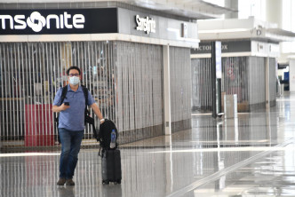 机场多间店铺暂停营业。