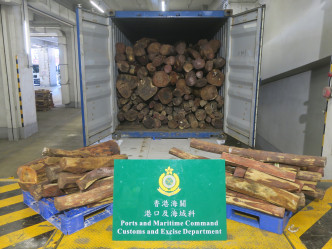 海关检获34吨怀疑受管制木材。政府新闻处