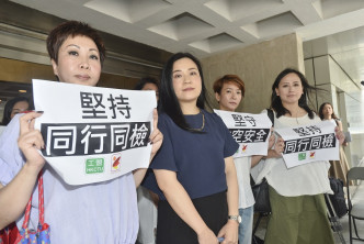香港空勤人员总工会主席黎玉婵(前排左一)和职工盟主席吴敏儿(前排左二)早前到庭旁听。资料图片