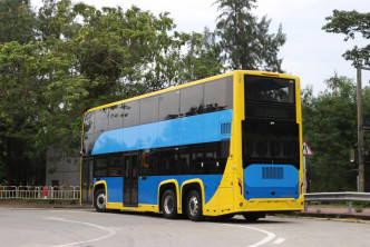 巴士车身以城巴车队的经典黄色，再加上象徵电能及零排放的鲜蓝色作为主要色调。