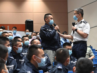 萧泽颐出席警队人事部简报会。