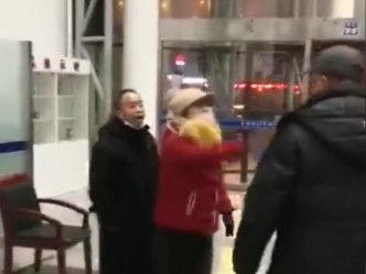 辽宁一男一女乘客拒扫健康码，爆粗辱骂工作人员。