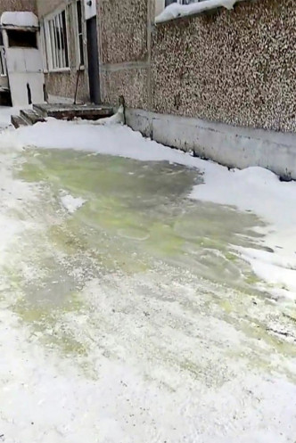 有化學品工廠洩漏的化學物質將雪染成綠色。網上圖片
