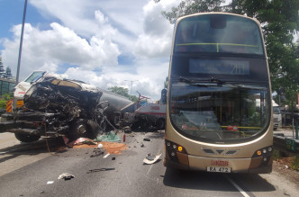 運油車粉嶺公路撞拖車。