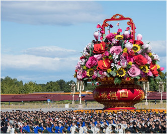 烈士纪念日向人民英雄敬献花篮仪式在北京天安门广场举行。 新华社