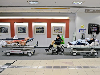 昨日整体内科住院病床于午夜时的占用率达115%。
