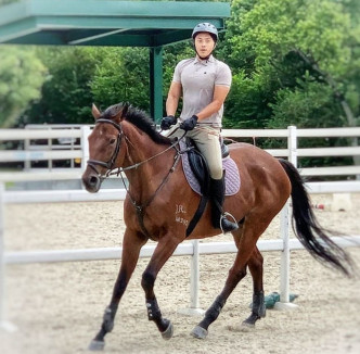 重上馬背

3年前因為好驚急急跳落馬搞到整親腰骨，直至最近先重上馬背。