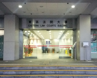 兩名男子涉嫌上月初在香港仔的行人天橋傷害一名大公報記者，被控傷人罪，今日於東區裁判法院提堂。