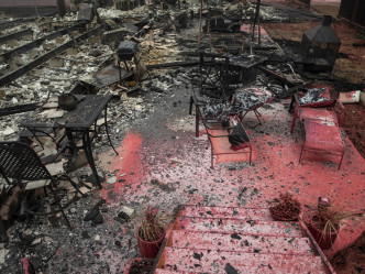在加州山火已焚毁4000多间房屋及建筑物。AP