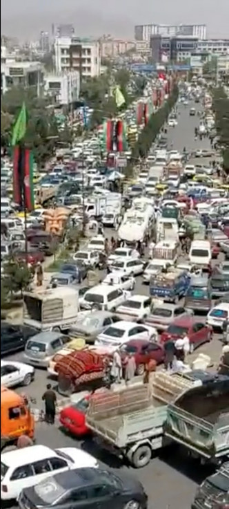 喀布尔市面陷入一片混乱。路透社图片