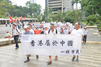 請願人士遊行到外國駐港領事館，反對干預香港事務。