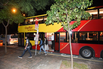发现大头针的巴士为一辆由机场开往大角嘴的NA21线通宵城巴。