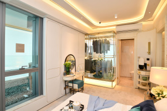 多间睡房都采用玻璃衣柜，使房间变得更有层次感。