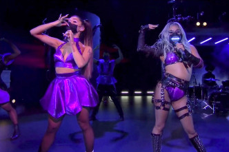 Gaga与Ariana都戴上口罩合唱。
