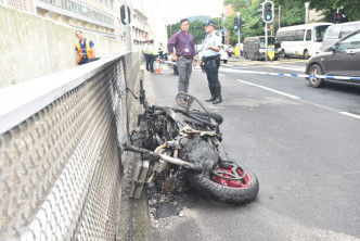 警员将车停在慢线落车，幸无受伤。杨伟亨摄