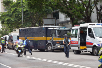 法院多個出入口及街道均列為封鎖範圍。