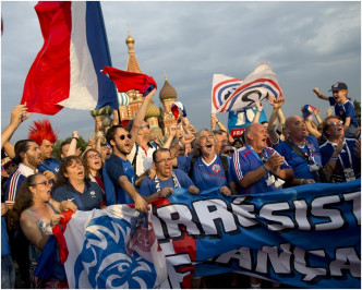 法国足球队打入世界杯冠军赛球迷振臂高呼庆祝。 AP