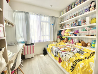 睡房及書枱貼靠兩邊牆身而置，活動空間充裕。