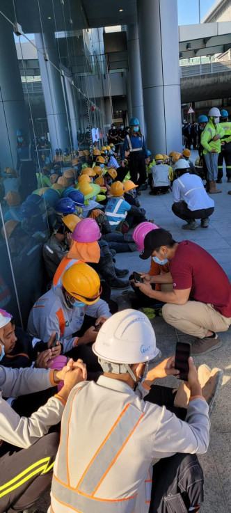 大批三跑工程建築工機管局外靜坐。網民Wong Dicky圖片