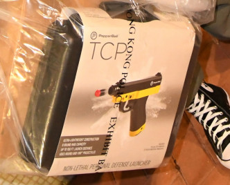 警方檢獲一支胡椒彈球槍、一支伸縮棍、兩把軍刀、三支懷疑氣槍、一件避彈衣及十五個防毒面罩。資料圖片