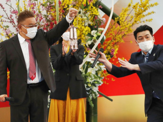 日本搞笑藝人伊達幹生（左）及富澤岳史（右）拿著聖火進場。AP圖片