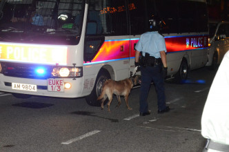 防暴警察截查市民。