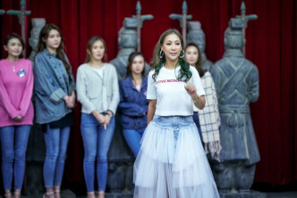 程瑤日前向《2020亞洲小姐》候選佳麗，教授行Catwalk技巧及舞台上行路儀態。