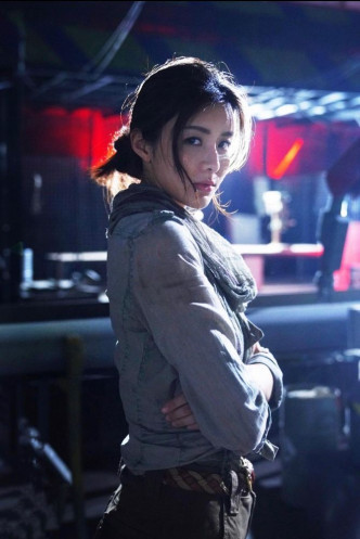 陈欣妍在电影《见怪》饰演荒岛上无国界医生。