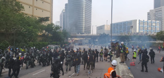 示威者与警方爆发激烈冲突